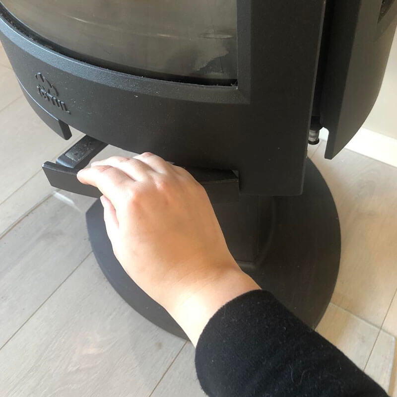 Hand that opens the fireplace door to the wood stove Jøtul F 373 Advance carefully 